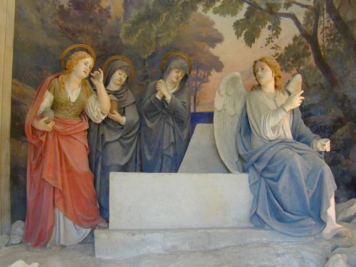 The finding of the Empty Tomb of Christ, 'Sacro Monte di Crea.' Statues by Antonio Brilla, 1889. (Public domain).